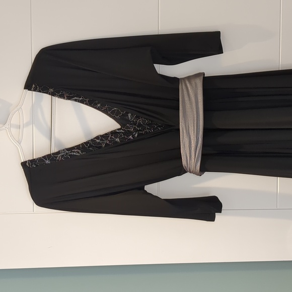 14/16 (18/20) Igigi Floor Length Formal Gown Black & Silver - Picture 4 of 9